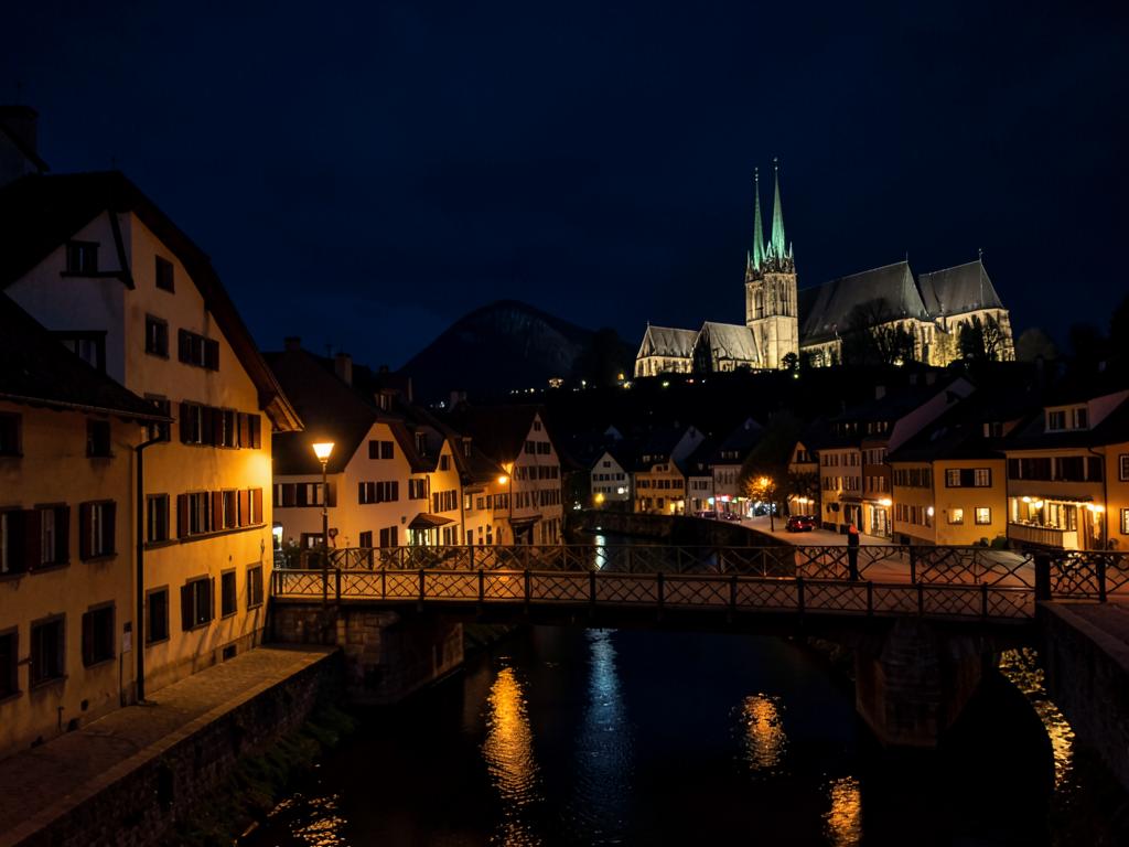 Vieille ville de Fribourg et sa cathédrale éclairées la nuit
